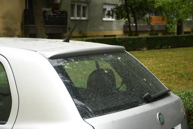 Pijesak i pra&scaron;ina prekrili automobile u Sisku: Pogledajte fotografije