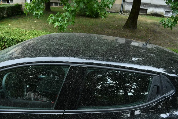 Pijesak i pra&scaron;ina prekrili automobile u Sisku: Pogledajte fotografije