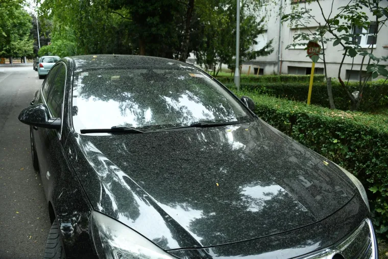 Pijesak i pra&scaron;ina prekrili automobile u Sisku: Pogledajte fotografije