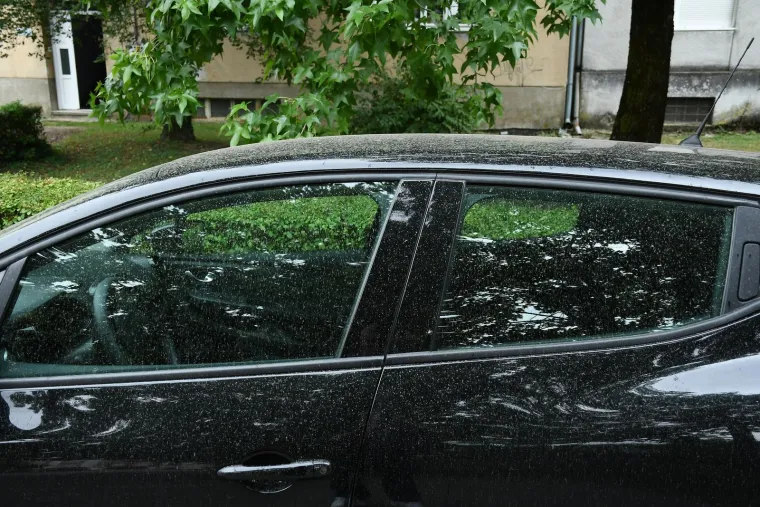 Pijesak i pra&scaron;ina prekrili automobile u Sisku: Pogledajte fotografije