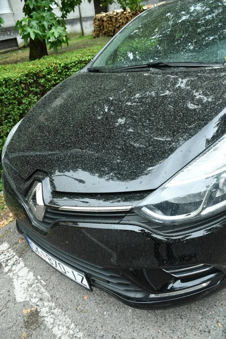 Pijesak i pra&scaron;ina prekrili automobile u Sisku: Pogledajte fotografije