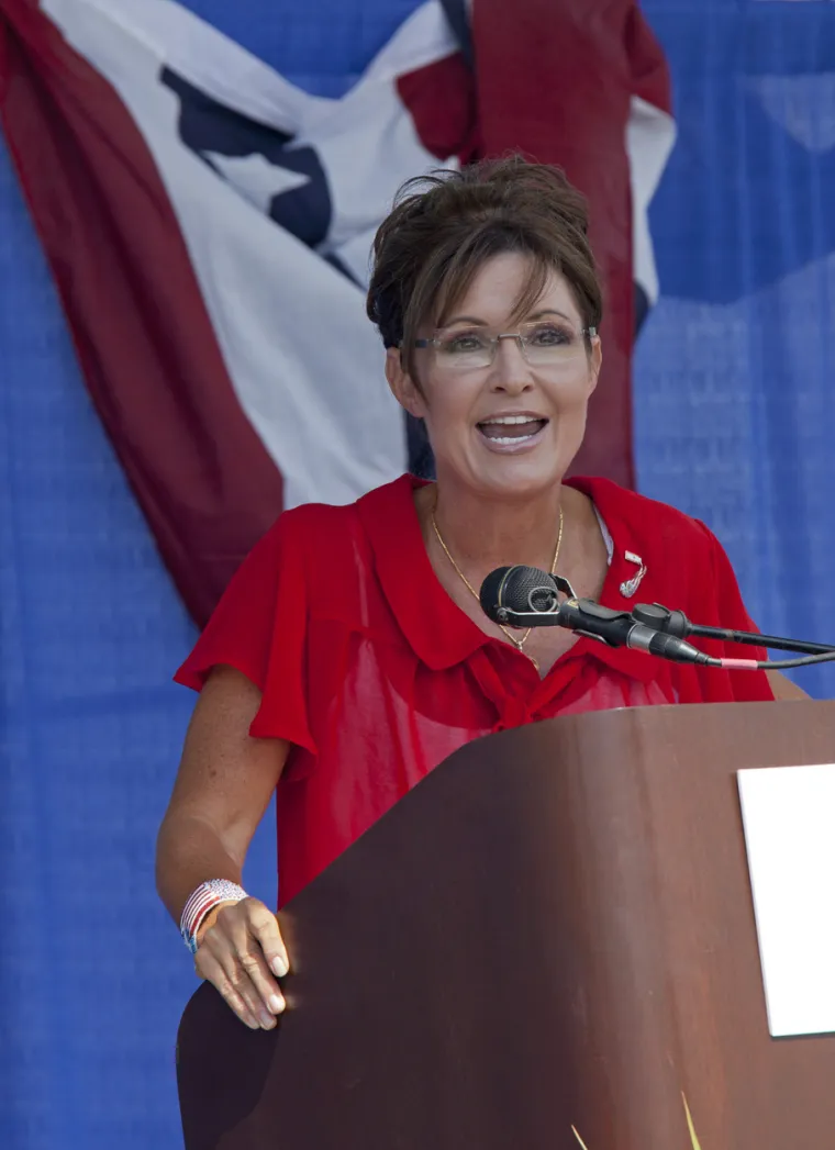 Sarah Palin bila je protukandidatkinja Johnu McCainu na predsjedničkim izborima u SAD-u 2008. godine. Prije toga, Palin je ušla u povijest kao najmlađa i prva guvernerka Aljaske od 2006. do ostavke 2009. godine. Danas njezina neto vrijednost iznosi 8 milijuna dolara. U kolovozu 2021. predložila je kandidaturu za američki Senat 2022.