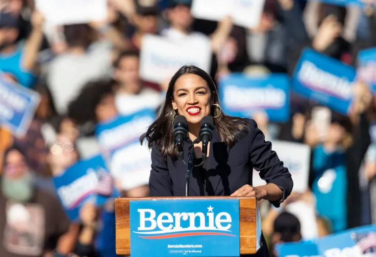 Alexandria Ocasio-Cortez izabrana je za dužnosnicu 14. okruga New Yorka u Zastupničkom domu američkog Kongresa 2018. Prije toga, Ocasio-Cortez je diplomirala na Sveučilištu u Bostonu. Ona ima neto vrijednost od 100 tisuća dolara s godišnjom plaćom od 174 tisuće dolara. Slobodno je reći da gospođica Ocasio-Cortez ima cijeli svijet pred sobom.