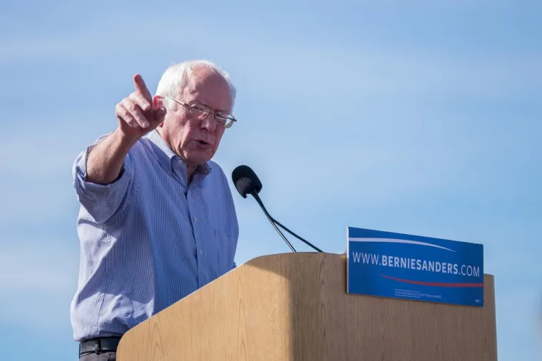 Bernie Sanders je započeo svoju karijeru kao gradonačelnik Burlingtona u Vermontu. Proglašen je jednim od najboljih gradonačelnika u Sjedinjenim Državama. Sanders trenutačno predstavlja Vermont u američkom Senatu s godišnjom plaćom od 174 tisuće dolara. Njegova neto vrijednost se procjenjuje na oko 3 milijuna dolara. 