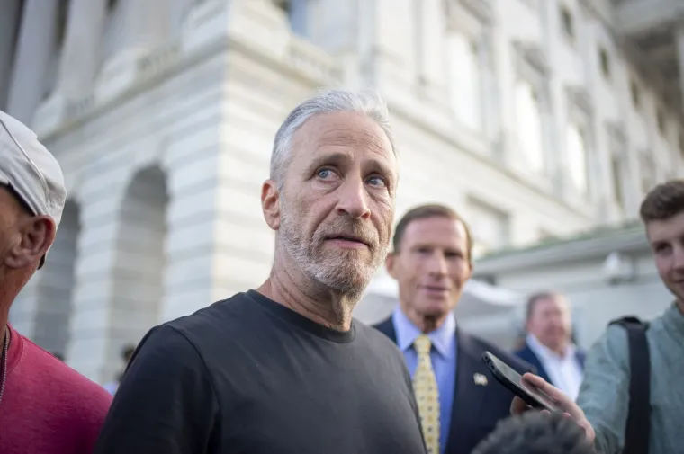 Jon Stewart najpoznatiji je kao američki komičar i TV voditelj. Počeo je kao stand-up komičar, a njegova karijera uzletjela je pojavljivanjem u emisiji &apos;Late Night with David Letterman&apos;. Stewartov najznačajniji rad je vođenje emisije &apos;The Daily Show&apos; do 2015., za koju je osvojio 22 nagrade Emmy. Njegova neto vrijednost se procjenjuje na oko 120 milijuna dolara. 