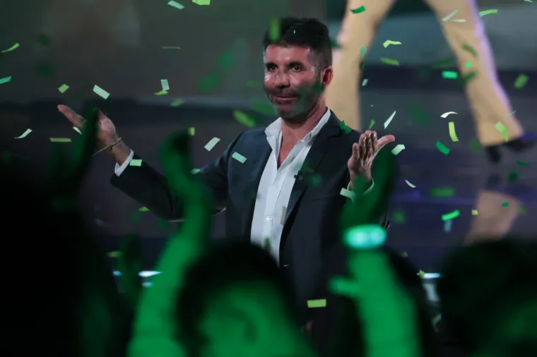 Britanac Simon Cowell je kralj talent showova. Njegove grube procjene i mudrovanja o natjecateljima učinile su ga sucem TV emisija o kojem se najviše priča. Njegovo bogatstvo se procjenjuje na 600 milijuna dolara. Cowell kombinira svoju uspješnu TV karijeru s ljubavlju prema glazbi, radeći kao glazbeni producent za BMG, britansku diskografsku kuću. Njegova strast također se proteže na otmjene automobile i motocikle. 