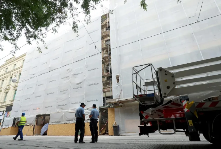 Pogledajte krš i lom u centru Zagreba nakon što se urušio zid zgrade i oštetio električne vodove