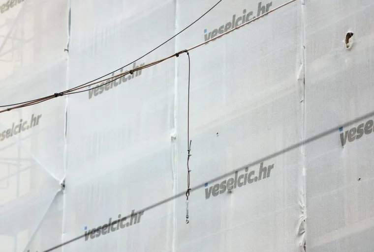 Pogledajte krš i lom u centru Zagreba nakon što se urušio zid zgrade i oštetio električne vodove