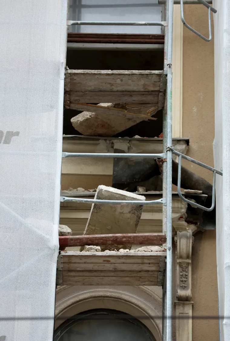 Pogledajte prizore iz Jurišićeve ulice: Komadi cigle i zida po podu, obnavljali zgradu pa izazvali kaos?