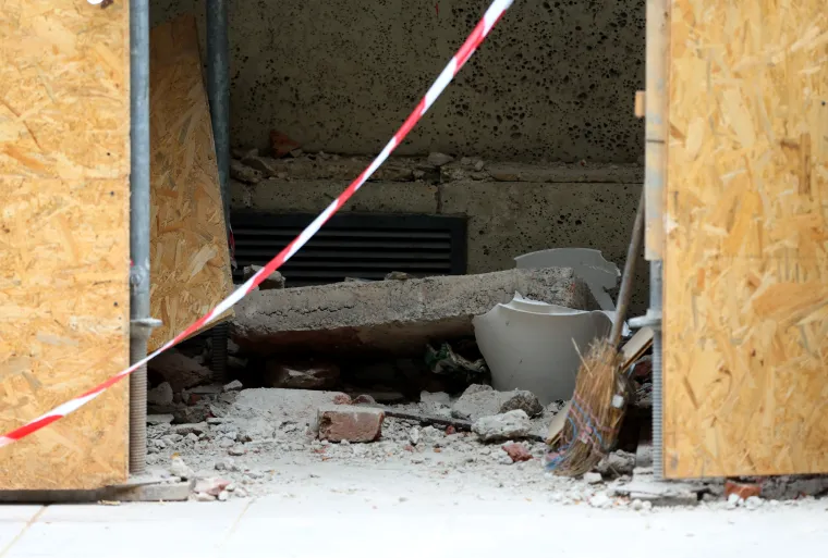 Pogledajte prizore iz Jurišićeve ulice: Komadi cigle i zida po podu, obnavljali zgradu pa izazvali kaos?