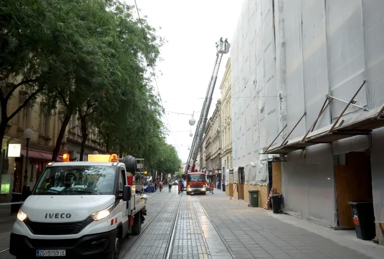 Pogledajte prizore iz Jurišićeve ulice: Komadi cigle i zida po podu, obnavljali zgradu pa izazvali kaos?