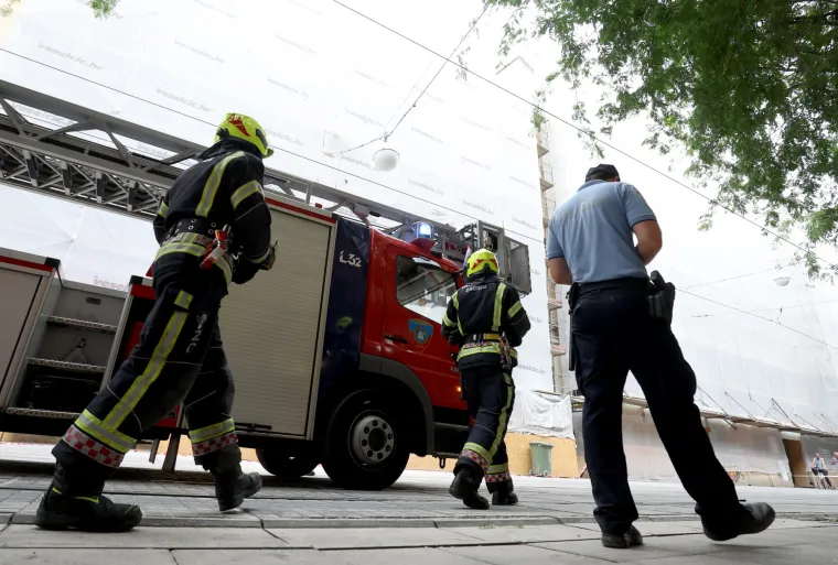 Pogledajte prizore iz Juri&scaron;ićeve ulice: Komadi cigle i zida po podu, obnavljali zgradu pa izazvali kaos?