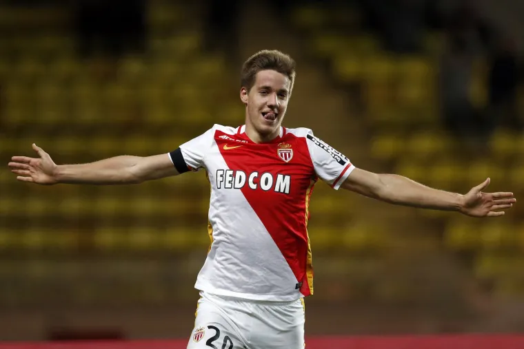 2015. godina (Mario Pašalić) - Dok svira radio..... Kao mladi talent napustio je Hajduk zaputio se u Englesku. Nastupao je za Monaco nakon što ga je Chelsea posudio u Francusku.
