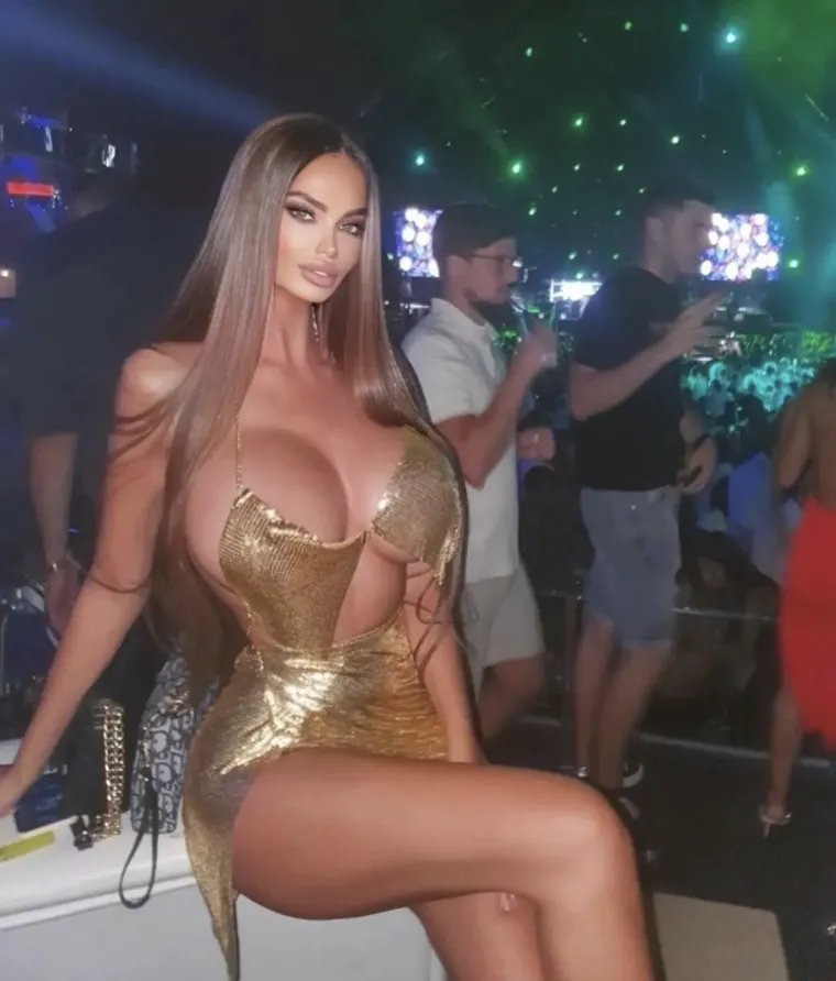 Soraja nema samo ultra bujne grudi, pohvalila se i bujnom guzom, ali i luksuznim životom: 'U Njemačkoj ima 3 firme'