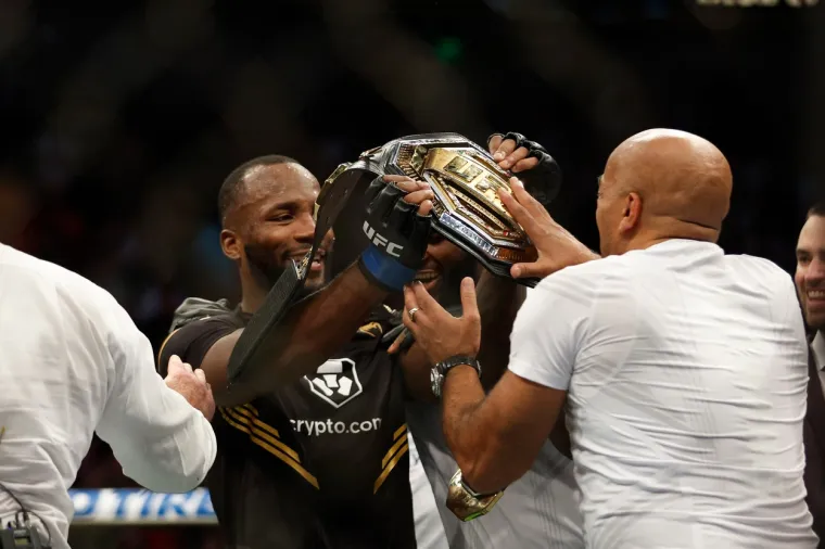 Šok u UFC-u! Neuništivi prvak dobio takav top u glavu da je pao kao pokošen: Novi prvak iznenadio je i samog sebe