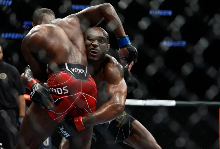 Šok u UFC-u! Neuništivi prvak dobio takav top u glavu da je pao kao pokošen: Novi prvak iznenadio je i samog sebe