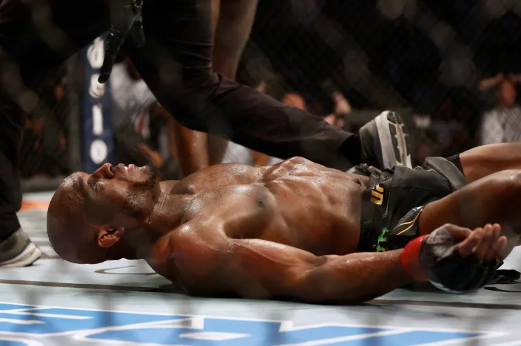 Šok u UFC-u! Neuništivi prvak dobio takav top u glavu da je pao kao pokošen: Novi prvak iznenadio je i samog sebe