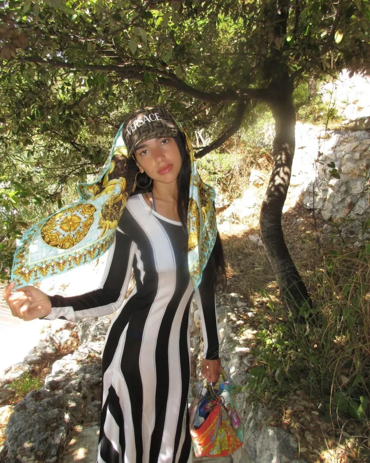 U vrijeme kada je ostvarila prvi komercijalni uspjeh sa singlom "Be The One", jo&scaron; je uvijek konobarila u jednom restoranu u Londonu. Već dvije godine kasnije singl "New Rules", sa debitantskog albuma, postao je njezin prvi broj 1. Nakon toga, samo joj je nebo postalo granica.