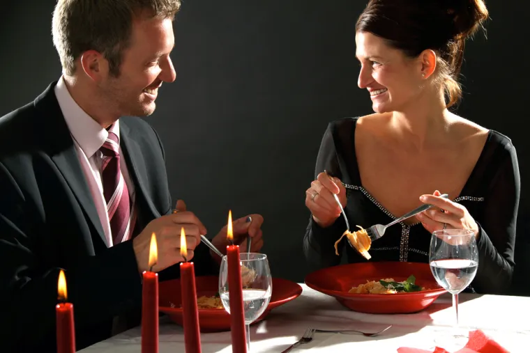5. Večera uz svijeće za četvero: Pozovite još jedan par na vaš spoj i udvostručit ćete svoju bračnu sreću, pokazalo je istraživanje iz 2014. godine. Parovi koji su izlazili na dvostruke spojeve osjećali su se bližim i privrženijim svojim partnerima nego parovi koji su to odbijali. Kako biste dobili što veću dozu uzbuđenja, idite na zanimljive spojeve koji vam pružaju izazov (kao što su paintball, ples u dvorani ili penjanje u zatvorenom). Kada vi i vaš partner zajedno oslobađate adrenalin, to pojačava vaš osjećaj privlačnosti i uzbuđenja. 
