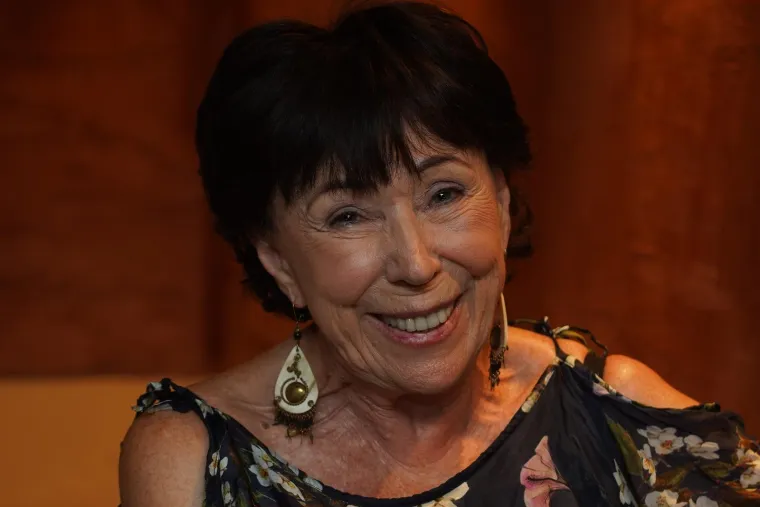 Jedina žena među najplaćenijim glumcima je legendarna Seka Sablić: &quot;Glumice svuda u svijetu, pa i u Srbiji, imaju manje honorare od kolega. To kod Seke nije slučaj! Njena popularnost traje još od osamdesetih godina prošlog stoljeća i ne jenjava. Ona je jamstvo da će film ili serija postati hit, pa ne čudi što ima puno posla&quot;, rekao je za srpske medije anonimni izvor. 
