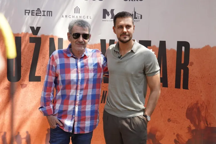 &quot;Žarko Laušević, Miki Manojlović i Aleksandar Berček već godinama uzimaju najviše novca za filmove i serije. Osim toga što su talentirani, cijenu im diže i to što ne prihvaćaju olako svaku ulogu koja im se ponudi. Zbog toga, kada ih producenti i redatelji odluče angažirati za neki projekt, već unaprijed znaju da će morati platiti 2000 eura po danu za njihove honorare&quot;, rekao je neimenovani izvor za srpske medije i otkrio da &quot;cijena zavisi i od veličine uloge&quot;.
