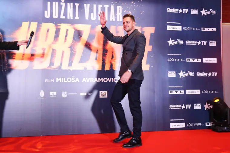 Najmlađi na listi najplaćenijih je Miloš Biković, koji je zahvaljujući ulozi Aleksandra Tirnanića Tirketa u &quot;Montevideu&quot;, a zatim i Maraša u &quot;Južnom vjetru&quot; postao regionalna filmska senzacija.

