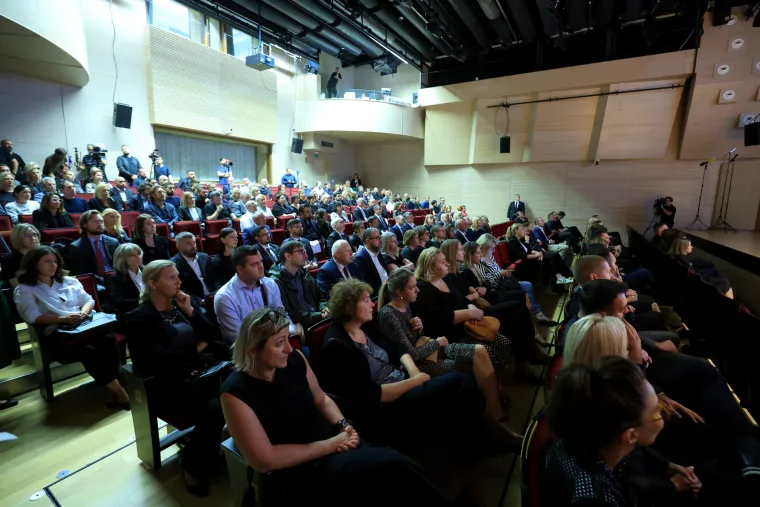 Od Mislava Bage oprostili se kolege i prijatelji. Na komemoraciju do&scaron;li Milanović i Toma&scaron;ević