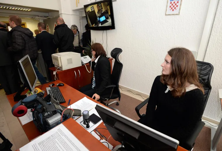 1. Uhljebi: Jedan Zagrepčanin se pohvalio da je uhljeb: &quot;Uhljeb sam u državnoj firmi i plaća mi je 7300 kuna. Funny story. Jučer mi je kolega uhljeb održao govor kako ništa ne radim i samo sam na YouTubeu pa bi bilo dobro da krenem odrađivati posao kako zbog sebe, tako i zbog ostalih kolega i firme. Službeno sam uhljeb nad uhljebima.&quot; Na tu priču se nadovezala još jedna žena koja je radila u državnoj službi: &quot;Kad sam ja bila uhljeb, nisam smjela gledati ništa sa zvukom. Trebalo je ubiti osam sati (nećemo se lagati, zapravo šest pa ideš doma), bez videa je bilo veselo. Zato više nisam uhljeb, couldn&apos;t do it.&quot; Javio se i jedan razočaran muškarac: &quot;Koliko je vas štetočina potrebno da se prelije čaša pa da se ovo smeće od države koja vas zaposli, raspadne više&quot;, a na to mu je zagrebački državni službenik odgovorio: &quot;Netko mora raditi u administraciji, brate. Ne brini, neću ja još dugo. Ne mogu ja sjediti u uredu 40 sati tjedno.&quot;