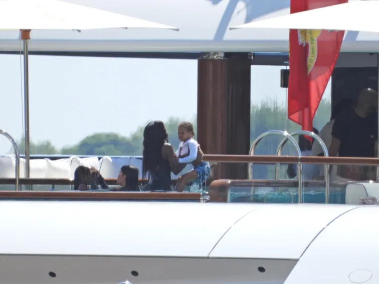 Jay-Z i Beyonce snimljeni na jahti u Cavtatu, poveli i svoje mališane na koje budno pazi zgodna dadilja