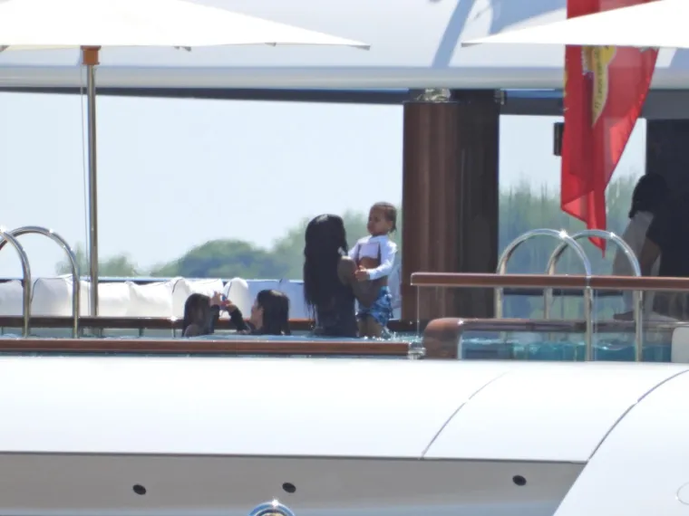 Jay-Z i Beyonce snimljeni na jahti u Cavtatu, poveli i svoje mališane na koje budno pazi zgodna dadilja