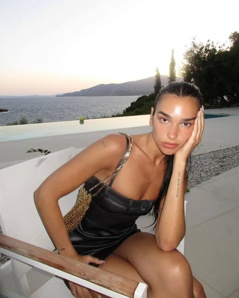 Dua Lipa rođena je u Londonu kao najstarije dijete Dukagjina i Anese Lipe, Albanaca s Kosova. Njena baka, s majčine strane, bila je Bošnjakinja. Otac Dukagjin Lipa marketinški je menadžer i vodeći vokal kosovskog rock sastava Oda, dok njezina majka, Anesa Lipa radi u turizmu.