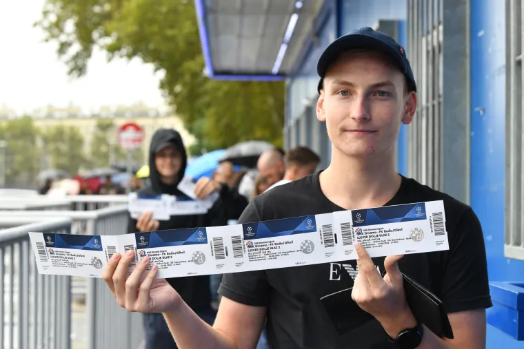 Velik interes za utakmicu Dinama i Bodo/Glimta: Ljudi stoje na kiši, a Liga prvaka kuca na vrata