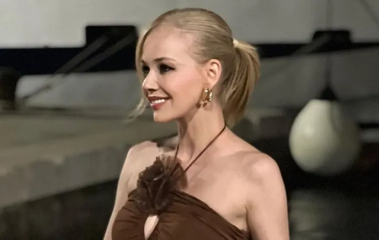 Jelenina majka Marija je iz sela Blizna Donja i pjevačica tamo dolazi svake godine na seoske fe&scaron;te. U Rozgama se nalazi 15-ak kuća, u kojima živi desetak starijih ljudi. Kuća njene pokojne bake Jurke je prizemnica, ispred koje se nalazi stari bunar jer u selu tada nije bilo vodovoda. Pokojni djed, koji je umro osamdesetih, zvao se Ivan, a nadimak mu je bio Ljutika jer je uvijek bio ljutit. Pjevačica je ime dobila po baki s majčine strane. 
