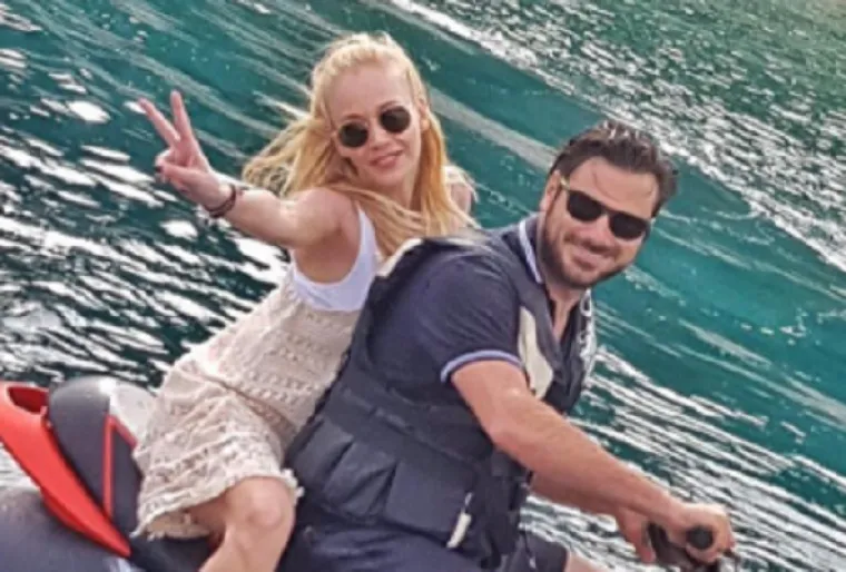 Već početkom 2016. godine pale su i zaruke. Oboje su tada govorili da će biti "vječni zaručnici" te se samim time počelo spekulirati o tome je li njihova ljubav stvarna ili je riječ o predstavi za javnost.