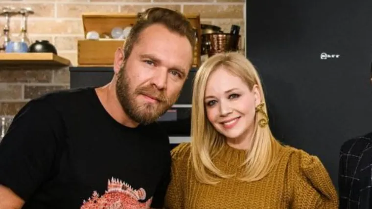 U vrijeme koronavirusa rodila se navodna ljubav između slavne splitske pjevačice i kuhara Ivana Pažanina. Simpatična Jelena i &scaron;armantni Ivan su dobro su čuvali svoju privatnost, a nikada nisu potvrdili ni demantirali glasine. Ipak, sve je iznenadilo kada je Rozga nedavno za srpske medije otkrila da je solo. 