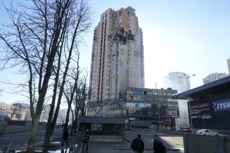 Fotografije i snimku raketiranog nebodera u središtu Kijeva objavilo je ukrajinsko Ministarstvo obrane (26. veljače). &apos;Danas je ruski projektil pogodio stambenu zgradu u Kijevu. U protekla 2 dana granatirane su bolnice, vrtići i sirotišta. Zahtijevamo od svijeta odlučan odgovor i izolaciju Rusije za njezina kriminalna djela&apos;, napisao je tada ukrajinski premijer Denys Shmyhal na svojim društvenim mrežama. 