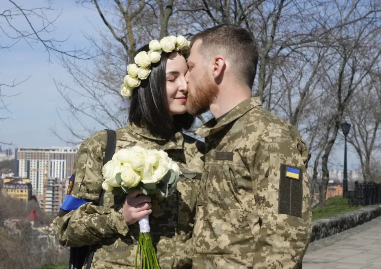 I u ratu ima ljubavi. Ukrajinsko Ministarstvo obrane početkom travnja objavilo je fotografije Anastasije Mokkhine i  Vyacheslava Khokhliuka koju su nazvali &quot;Rat i ljubav&quot;.  Vjenčali su se u vojničkim odorama. 