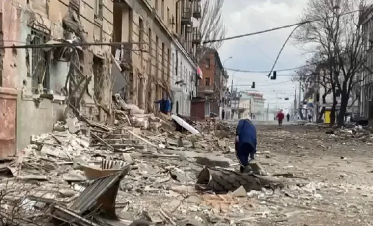 Rusi su početkom ožujka napali Mariupolj koji se smatrao velikim strate&scaron;kim gradom i stoga je bio meta ruskih snaga. Bio je to najveći grad u dijelu oblasti Donjeck koji je bio pod kontrolom Ukrajine, a bio je i jedan od najvećih gradova u Ukrajini u kojima se govori ruski.  Crveni križ opisao je situaciju kao "apokaliptičnu". Osvajanje Mariupolja počelo je početkom ožujka.