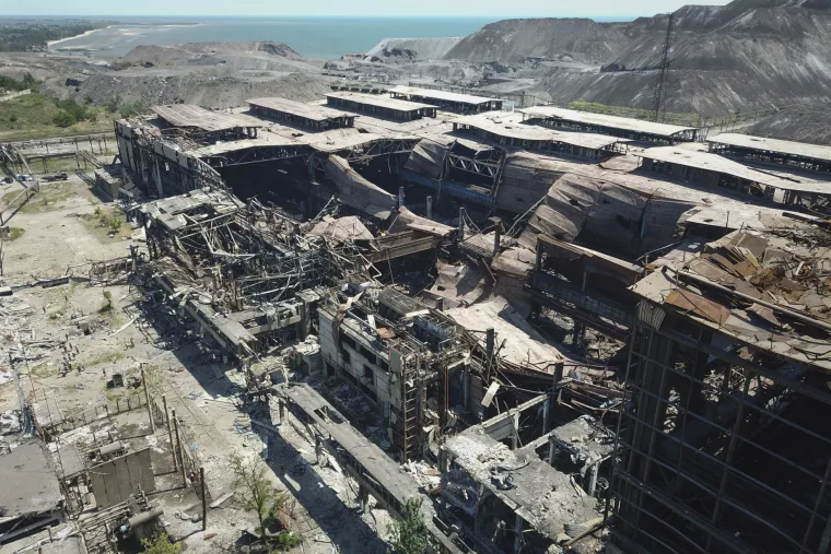 Golema sovjetska čeličana Azovstal u Mariupolju postala je utvrda otpora posljednjih boraca u tom gradu. Bruatalni vođa Čečenaca Ramzan Kadirov potkraj travnja izjavio da će Azovstal pasti 'prije ili poslije ručka' .