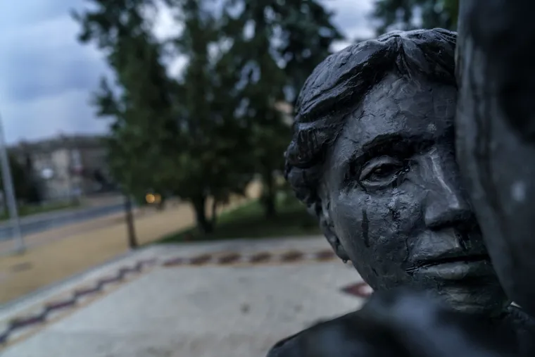 Mnogi civili evakuirani su iz Družkivka u regiji Donjeck. Fotograf je uhvatio sjetnu sliku praznog grada i kipa zagrljenog para. Ki&scaron;ne kapi izgledaju kao suze. (18 kolovoz)