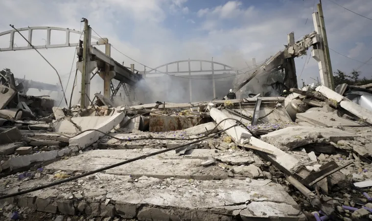 Ukrajinski vatrogasci gase uni&scaron;tene zgrade nakon raketnog napada u Harkivu (19. kolovoza)