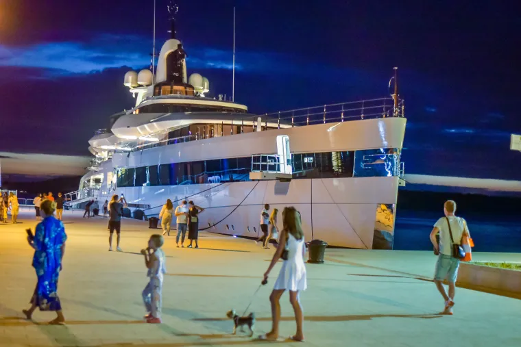 Kakva grdosija! Tjedno ko&scaron;ta nevjerojatnih 1,5 milijuna eura: Pogledajte jahtu Lady S privezanu u Puli