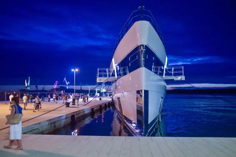 Kakva grdosija! Tjedno ko&scaron;ta nevjerojatnih 1,5 milijuna eura: Pogledajte jahtu Lady S privezanu u Puli