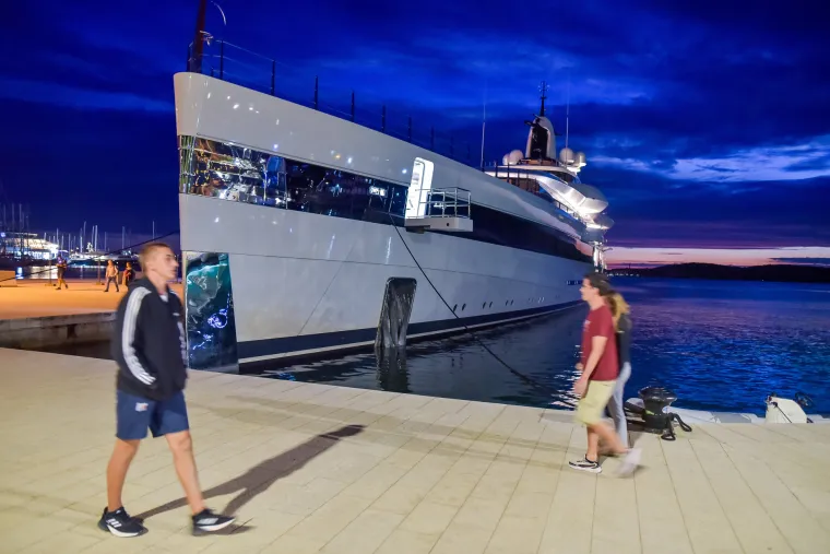 Kakva grdosija! Tjedno ko&scaron;ta nevjerojatnih 1,5 milijuna eura: Pogledajte jahtu Lady S privezanu u Puli