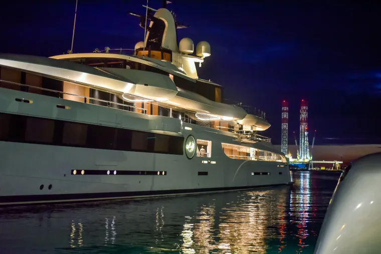 Kakva grdosija! Tjedno ko&scaron;ta nevjerojatnih 1,5 milijuna eura: Pogledajte jahtu Lady S privezanu u Puli