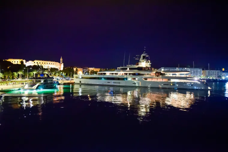 Kakva grdosija! Tjedno ko&scaron;ta nevjerojatnih 1,5 milijuna eura: Pogledajte jahtu Lady S privezanu u Puli