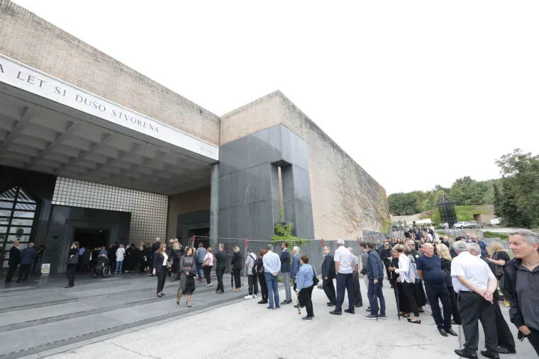 Posljednji ispraćaj Mislava Bage: Brojne poznate osobe do&scaron;le su se oprostiti od cijenjenog novinara