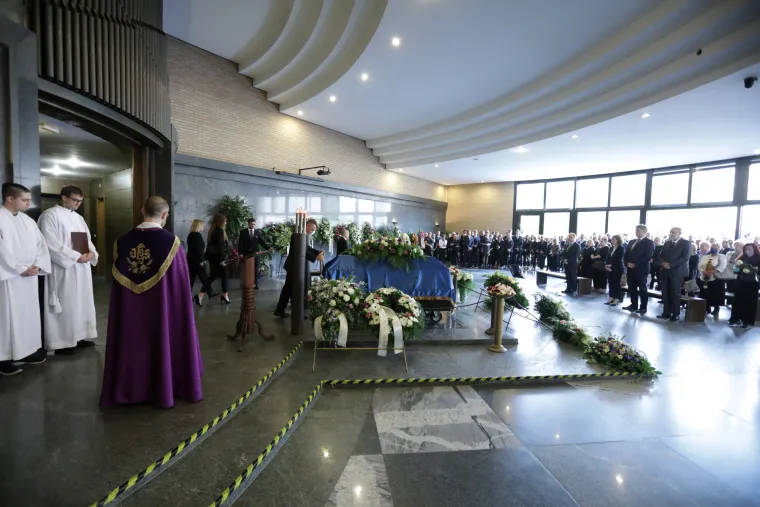 Posljednji ispraćaj Mislava Bage: Brojne poznate osobe do&scaron;le su se oprostiti od cijenjenog novinara