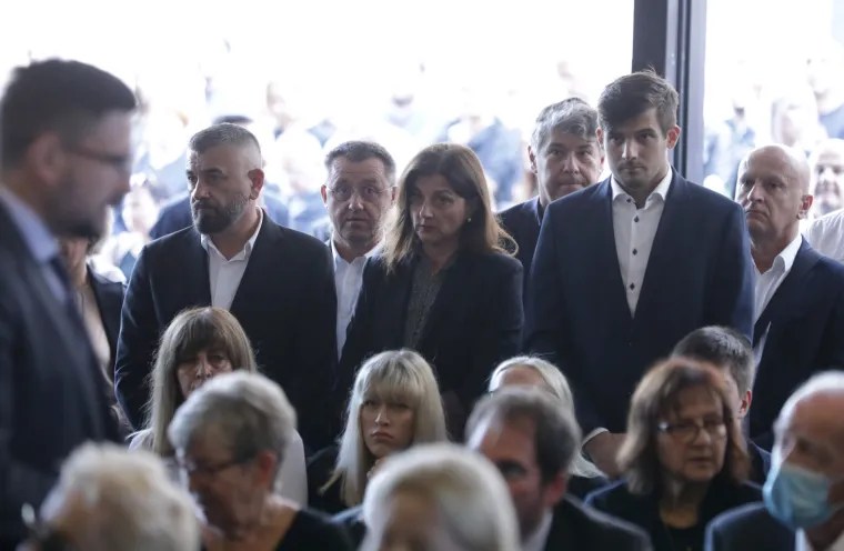 Posljednji ispraćaj Mislava Bage: Brojne poznate osobe do&scaron;le su se oprostiti od cijenjenog novinara