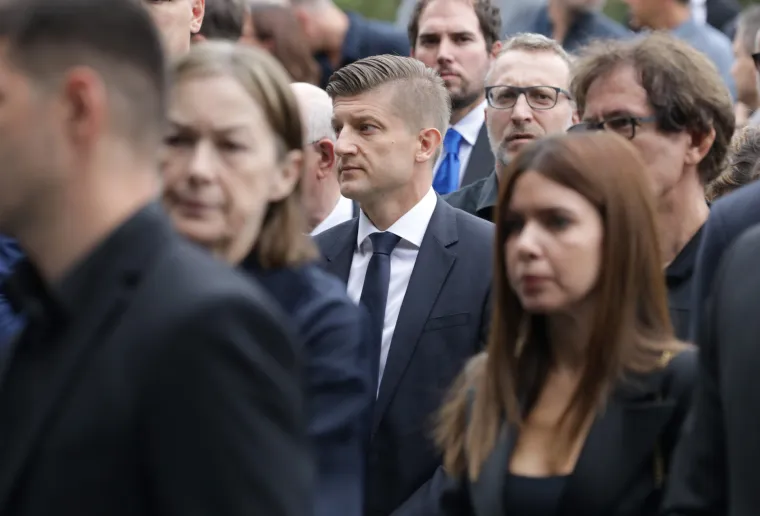 Posljednji ispraćaj Mislava Bage: Brojne poznate osobe do&scaron;le su se oprostiti od cijenjenog novinara